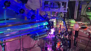 Close do tubo do feixe de léptons, identificado e instrumentado para o experimento