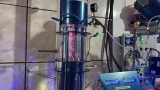 Reator de hidrogênio-lépton em operação, com arcos de plasma visíveis no núcleo de vidro
