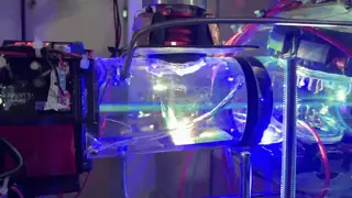 Vídeo do núcleo do tubo experimental em operação, com luzes de excitação pulsando em tempo real
