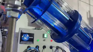 Vídeo em close da câmara de confinamento azul, girando sob a luz do laboratório