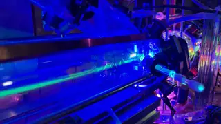 Detalhe da excitação óptica dentro do tubo principal, com o feixe verde cruzando o núcleo iluminado
