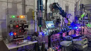 Quadro de comando do reator de hidrogênio-lépton, ao lado do tubo acelerador em operação plena