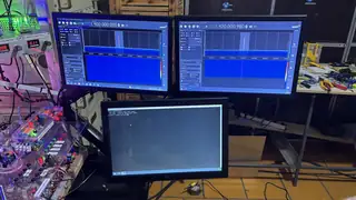 Monitores exibindo o espectro em 1.420 GHz, a frequência do hidrogênio sendo captada em tempo real