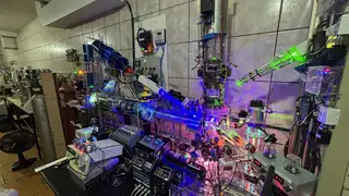 Bancada completa do laboratório: osciloscópios, geradores de sinal e o sonar de ultrassom monitorando o experimento