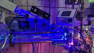 Nivelamento de precisão do feixe de hádrons com o gerador de onda de 1,4 GHz e o sonar de ultrassom ao fundo