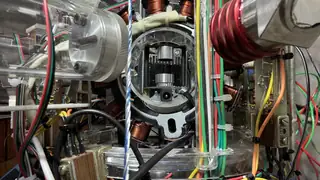 Motor de passo e bobinas de precisão que ajustam o alinhamento do feixe em tempo real
