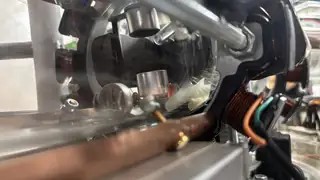 Lente e bobinas de precisão no interior da câmara de confinamento