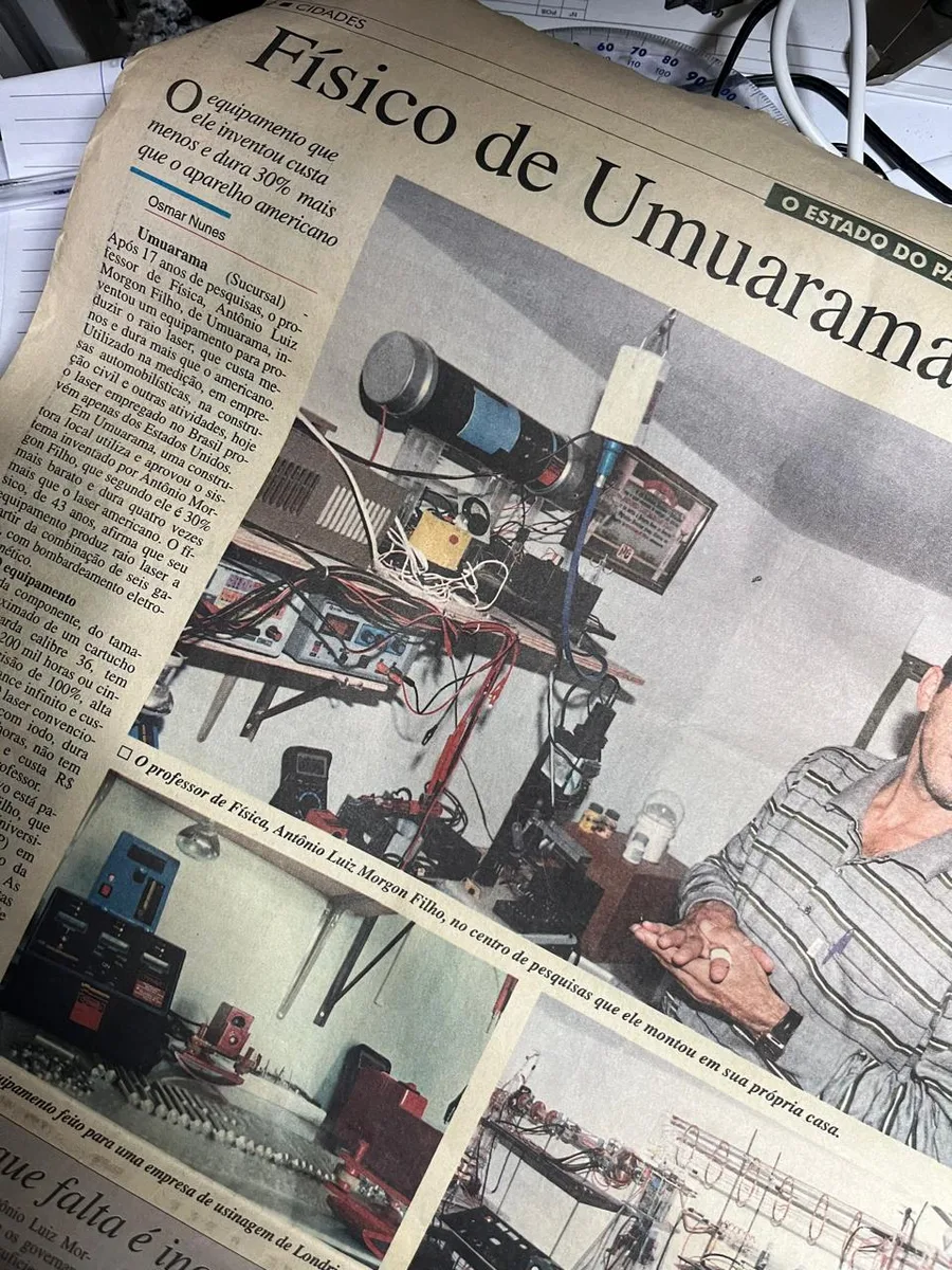 Recorte de jornal: 'Físico de Umuarama cria novo laser', sobre a invenção de Antônio Morgon