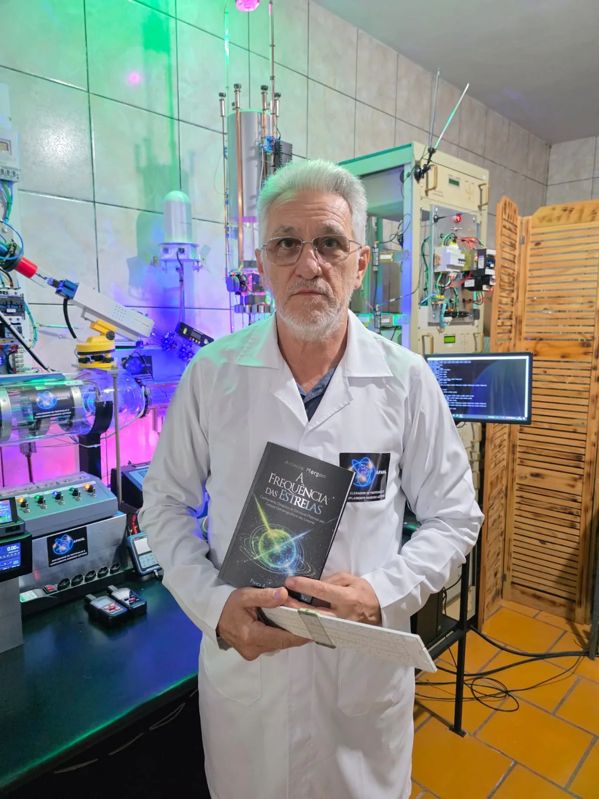Antônio Morgon no laboratório subterrâneo, segurando o livro A Frequência das Estrelas